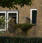 Op het tuinmuurtje is een beeldje aangebracht.
<br/>
Richard Keijzer, 2014-09-20